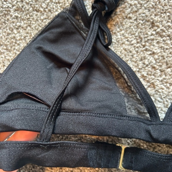 Black triangle padded bikini top with mesh detail - Picture 3 of 3